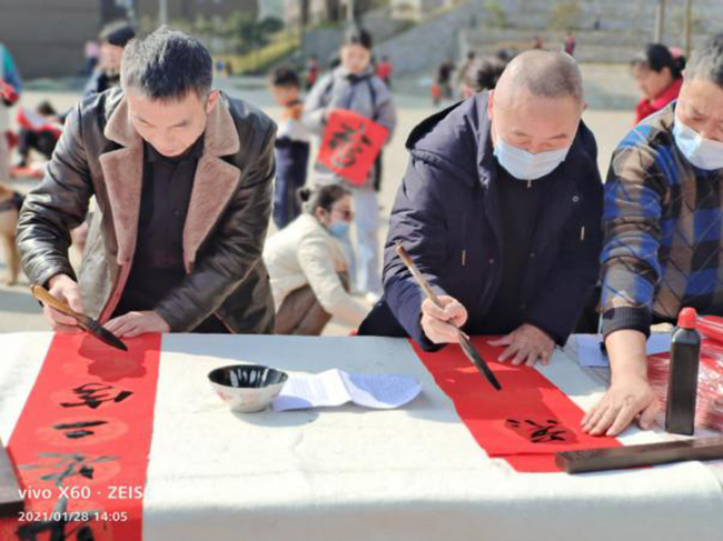 銅仁市社區教育指導中心開展“迎新春寫春聯送祝福”專題教育活動